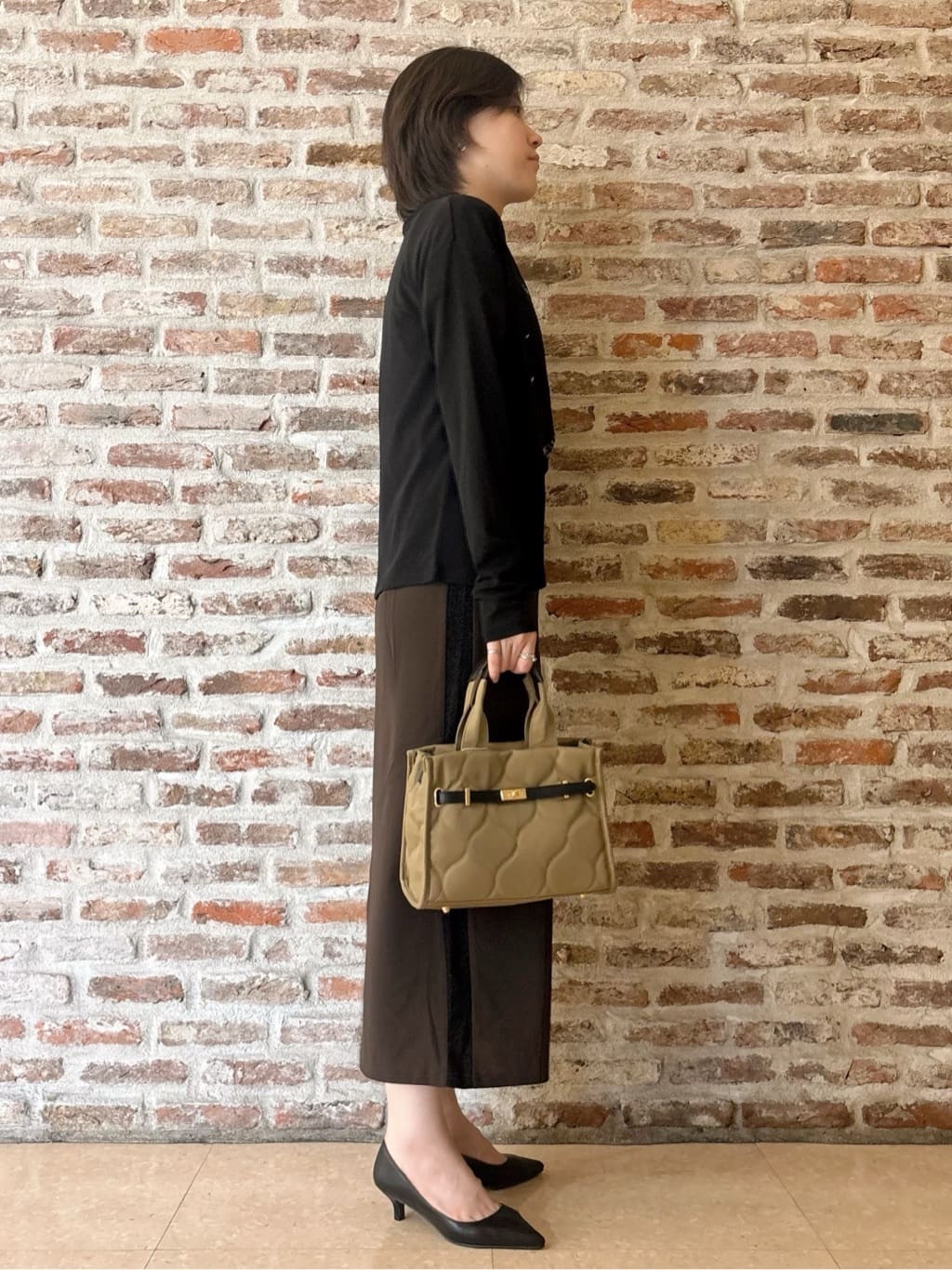 しばさんの「THE SHOP TK｜シアーフライスVカーデ」を使ったコーディネート