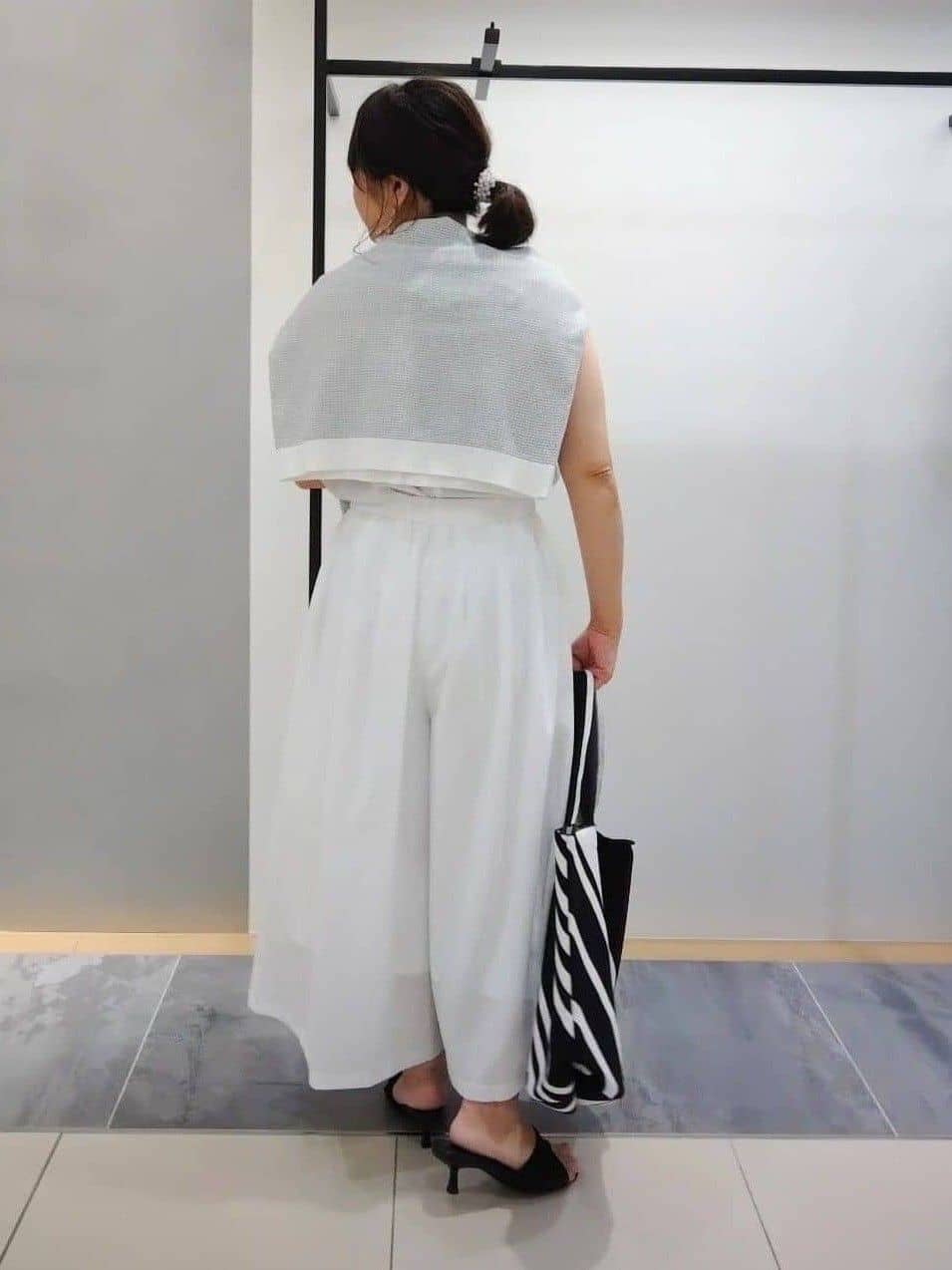 TOMOMIさんの「INDIVI｜【クールエアー素材／UVケア／セットアップ可能】エアリーフレアパンツ」を使ったコーディネート