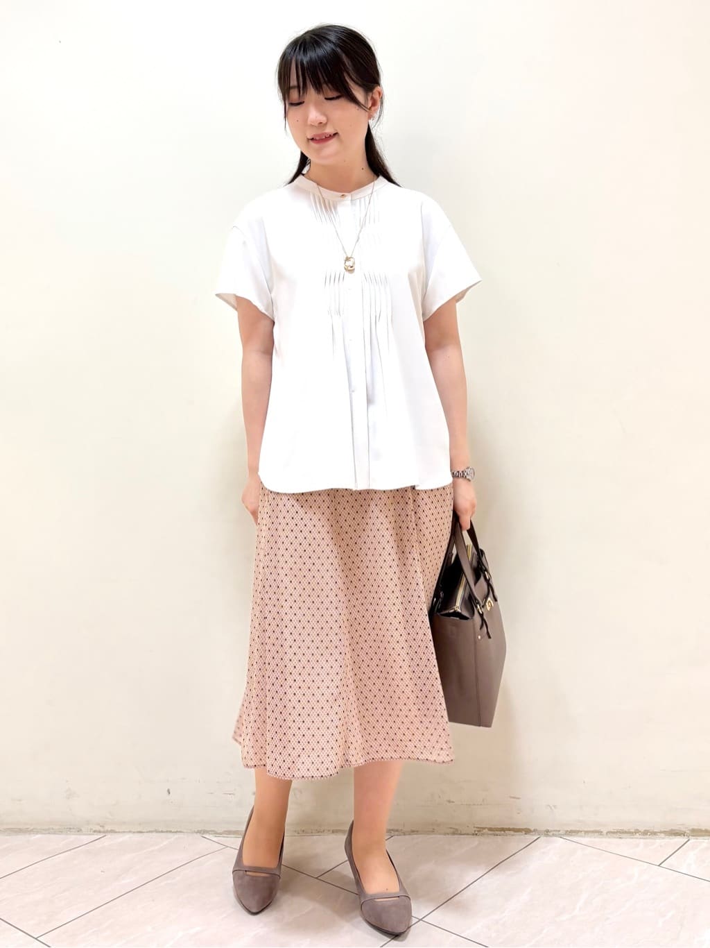 mikiさんの「Reflect｜【インナーに◎／すっきり見え！長め丈】タックデティールブラウス」を使ったコーディネート