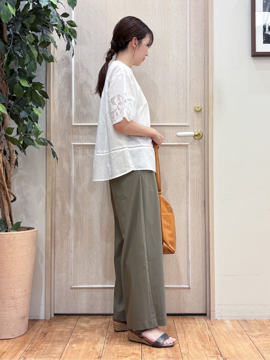 なみさんの「SHOO･LA･RUE｜【S-LL/6分袖】レースデザインで華やか見え お袖刺繍ブラウス」を使ったコーディネート