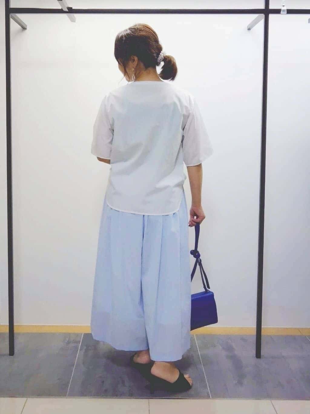 TOMOMIさんの「INDIVI｜【クールエアー素材／UVケア／セットアップ可能】エアリーフレアパンツ」を使ったコーディネート