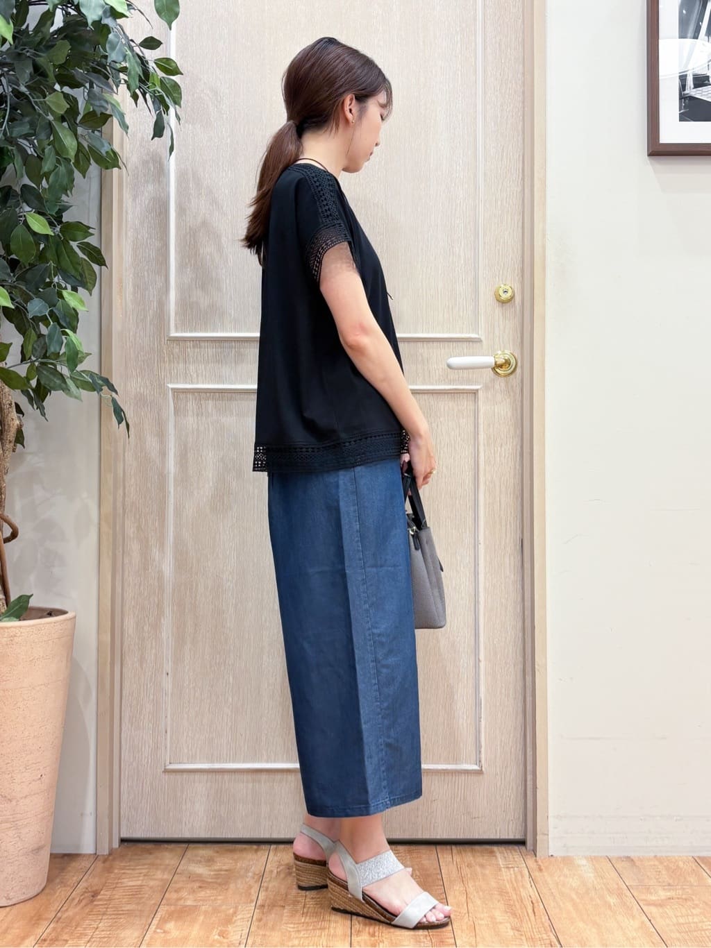 なみさんの「SHOO･LA･RUE｜【洗える/S-LL/ひんやり】金ボタンがアクセント　大人のデニムガウチョパンツ」を使ったコーディネート
