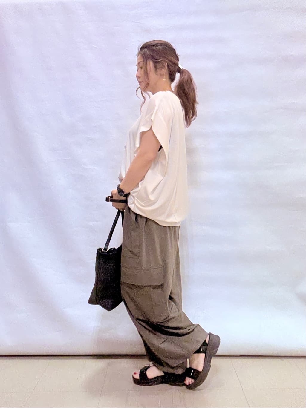 fuuさんの「SHOO･LA･RUE｜【S-LL/ひんやり/UV】二の腕をきれいにカバー ショルダータックトップス」を使ったコーディネート