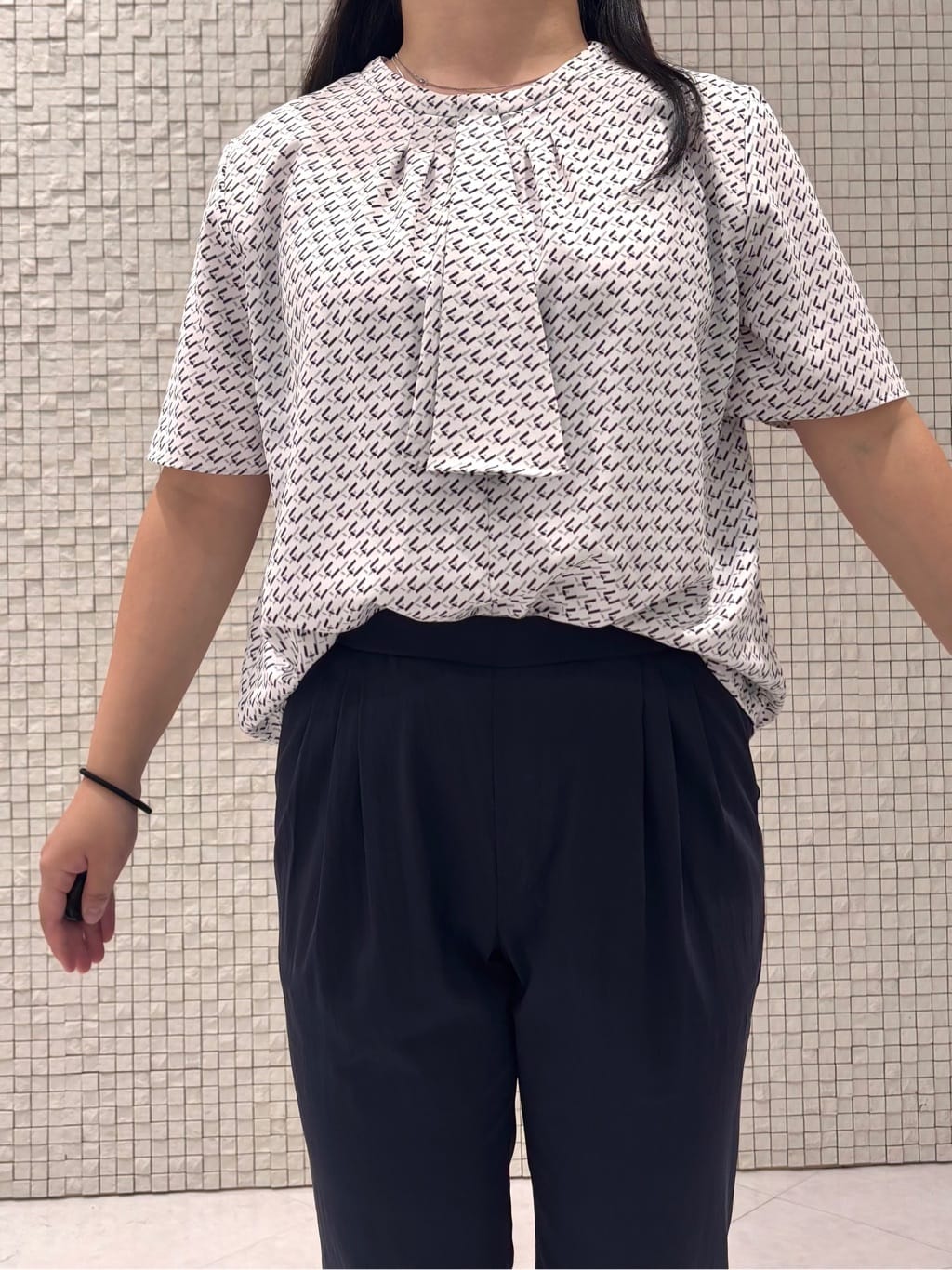 MEGUMIさんの「INDIVI｜【パンツ人気1位／褒められパンツ／洗える】ウエストゴムタックテーパードパンツ」を使ったコーディネート