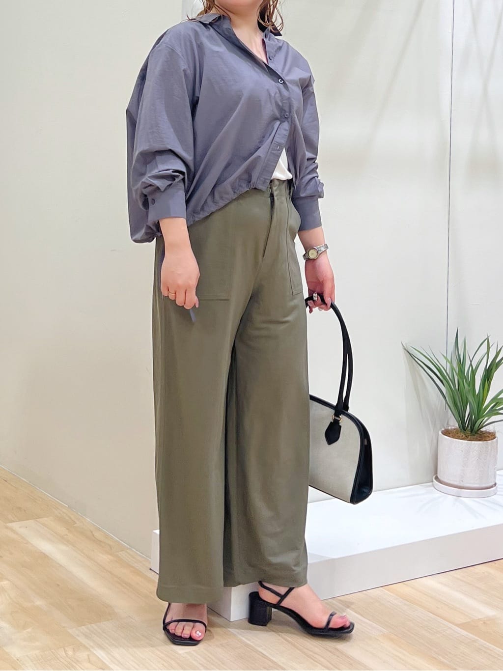 みことさんの「grove｜【接触冷感】見た目はきちんと、着心地はらくちん クロップドベイカーパンツ」を使ったコーディネート
