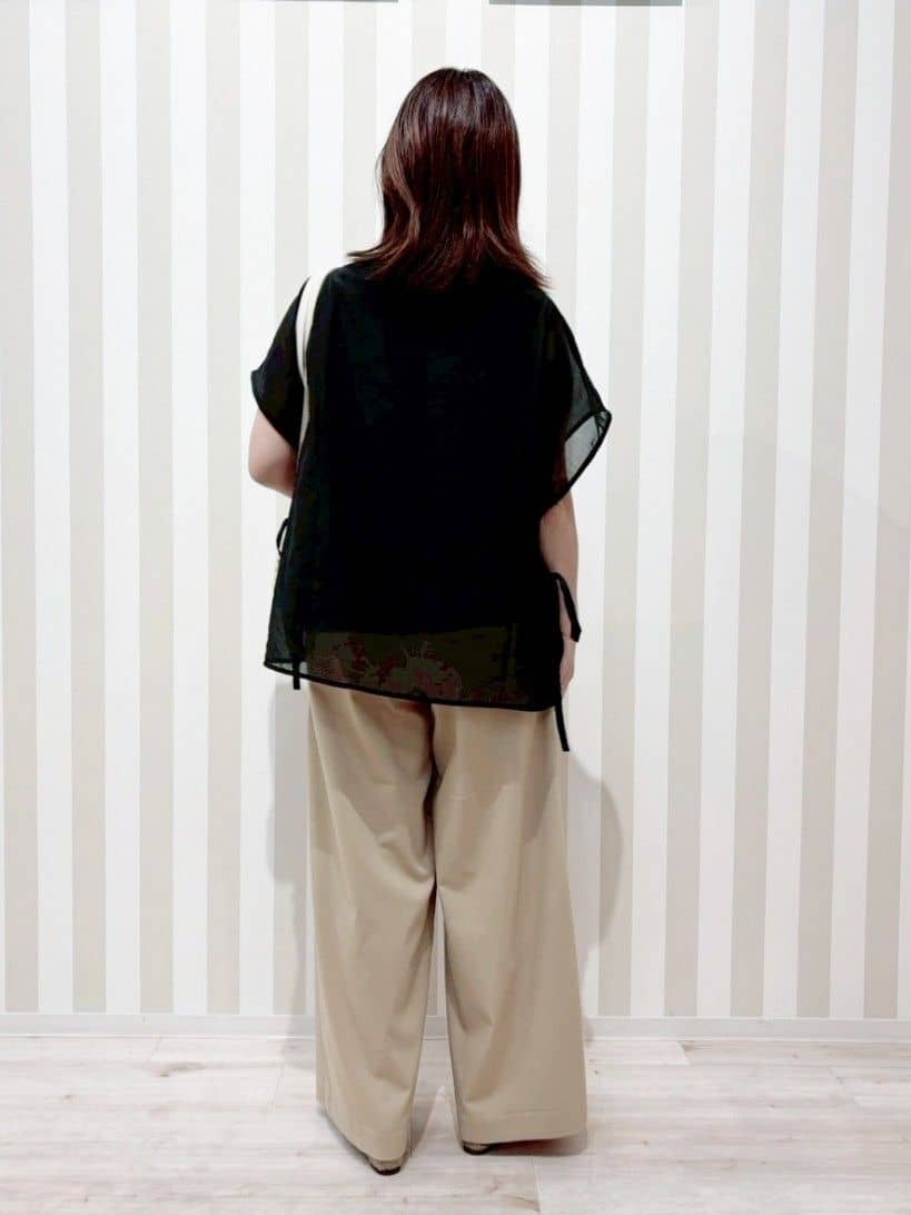 ゆーんさんの「SHOO･LA･RUE｜【洗える/S-LL】上品なシアー感 レイヤード風トップス」を使ったコーディネート