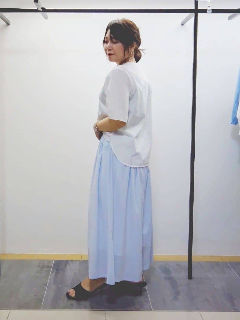 TOMOMIさんの「INDIVI｜【クールエアー素材／UVケア／セットアップ可能】エアリーフレアパンツ」を使ったコーディネート