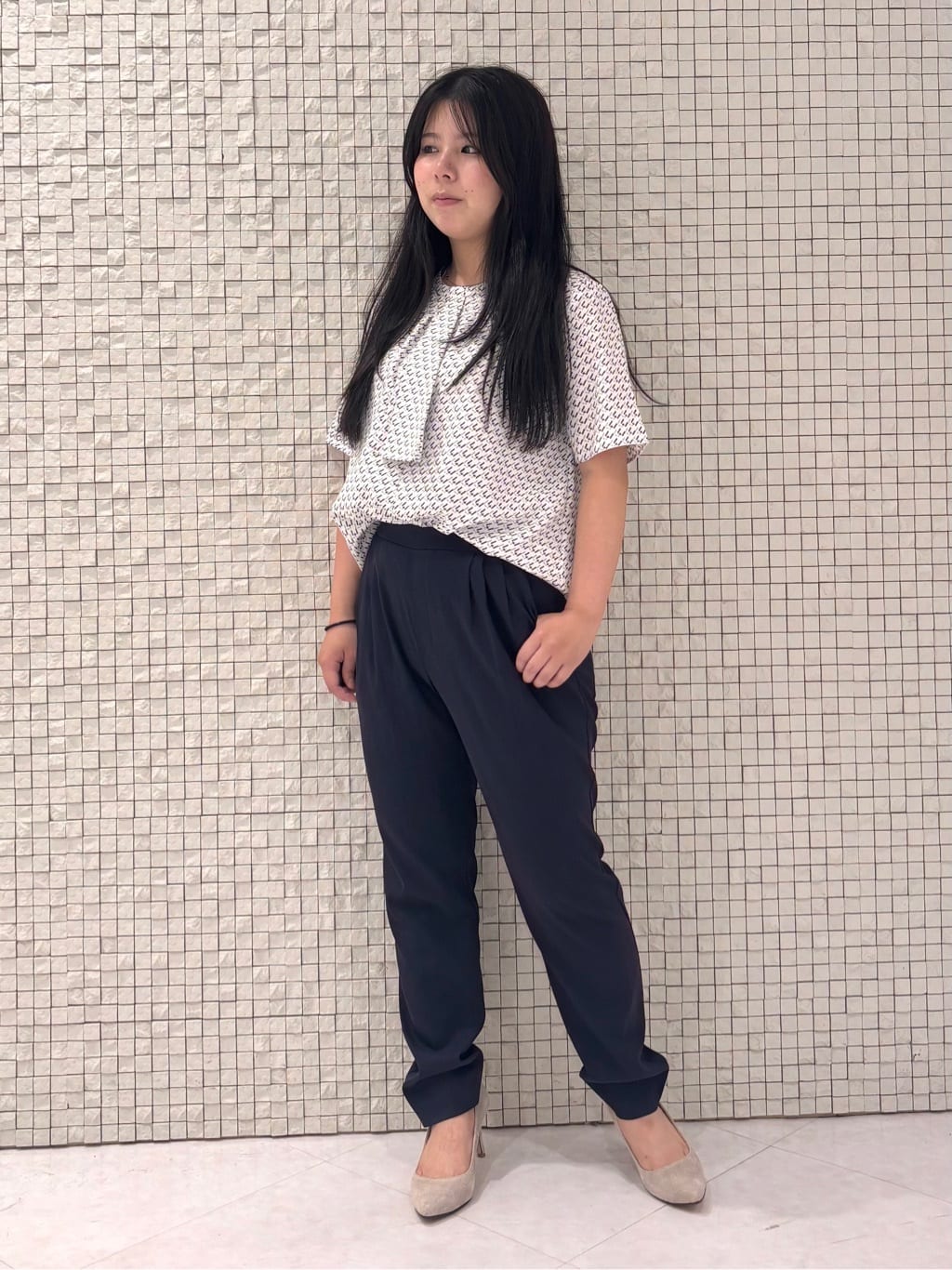 MEGUMIさんの「INDIVI｜【パンツ人気1位／褒められパンツ／洗える】ウエストゴムタックテーパードパンツ」を使ったコーディネート