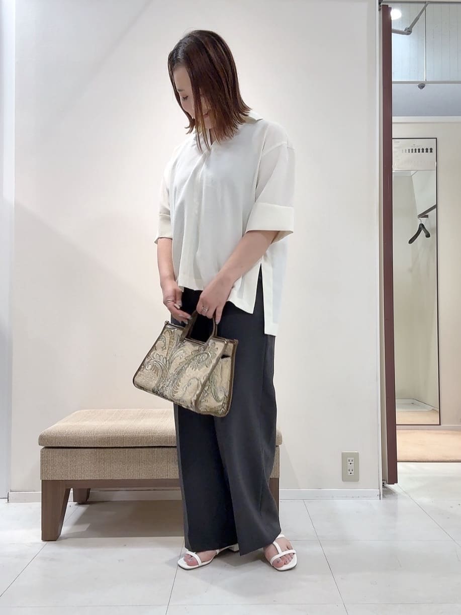 YUIさんの「UNTITLED｜【UVカット/接触冷感/吸水速乾/ゆったり】V開きネックシャツ」を使ったコーディネート