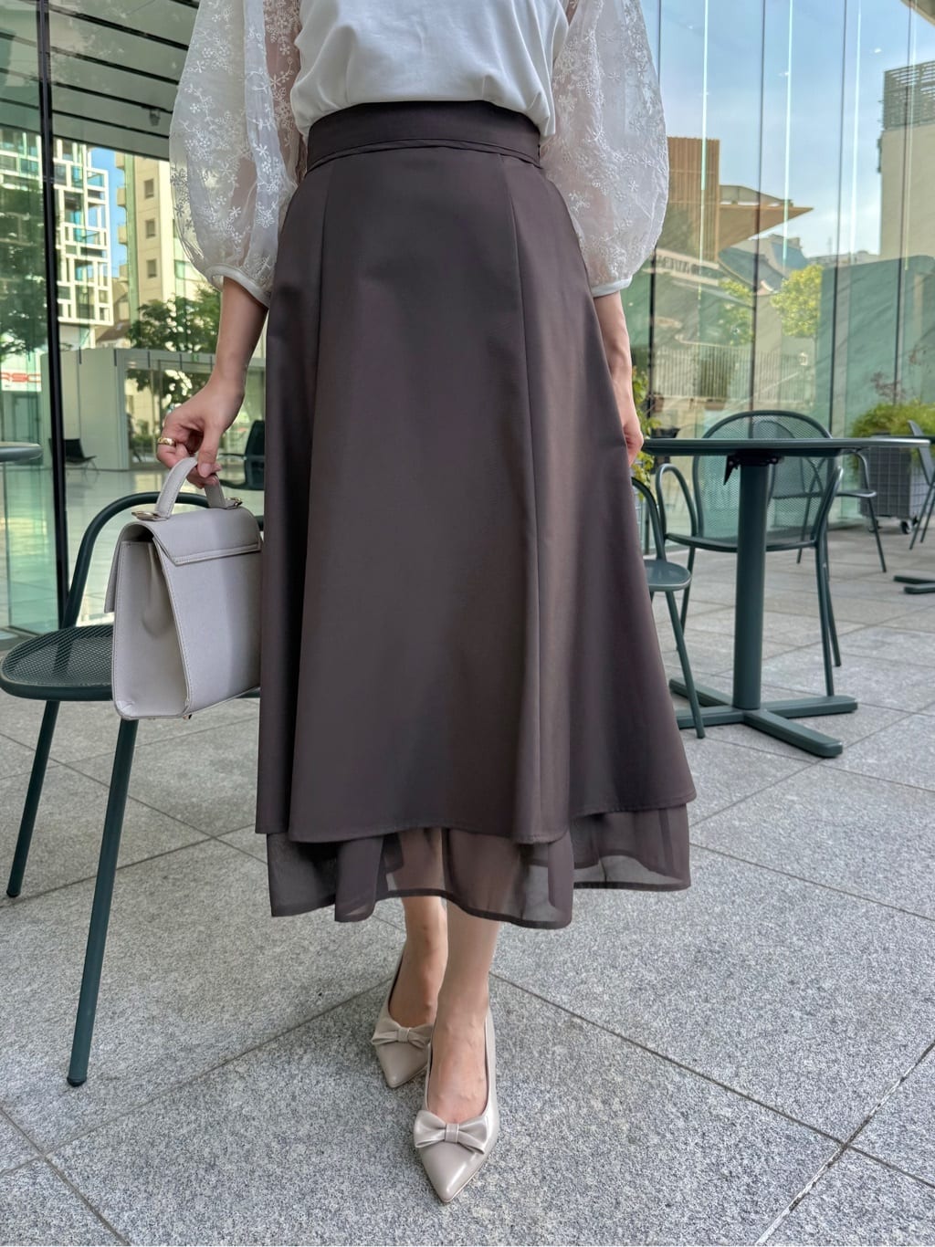 teiさんの「Couture brooch｜【接触冷感・UVカット・マシンウォッシャブル】袖レースドッキングカットソー」を使ったコーディネート