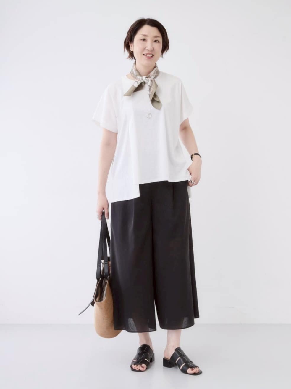 yuriさんの「INDIVI｜【洗える／汗ジミ防止】バイカラー＆アシメヘム Tシャツ」を使ったコーディネート