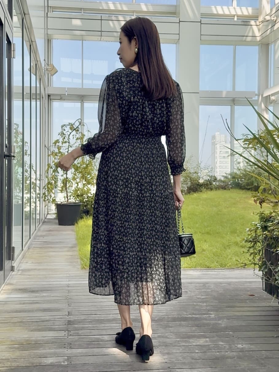 teiさんの「Couture brooch｜【一枚で着映える・花柄・通勤】前後2WAYシフォン楊柳小花ワンピース」を使ったコーディネート
