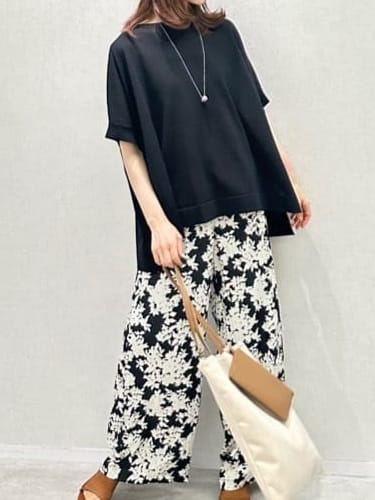 Miwaさんの「UNTITLED｜【ウエストゴム/ワイド/柄】モノトーンフラワーパンツ」を使ったコーディネート
