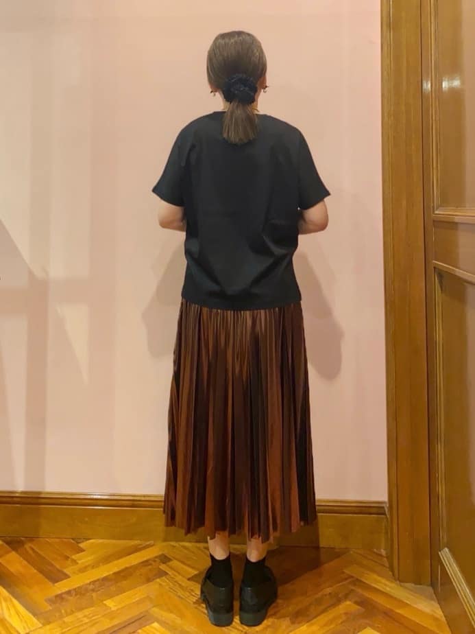 isoishiさんの「DRESSTERIOR｜◆【洗える/ストレッチ性/オンオフ】箔プリントプリーツスカート」を使ったコーディネート