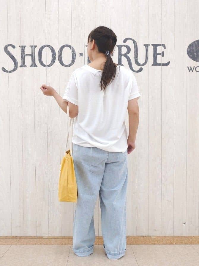 とろろさんの「SHOO･LA･RUE｜暑い夏も軽やかに デニムイージーワイドパンツ」を使ったコーディネート