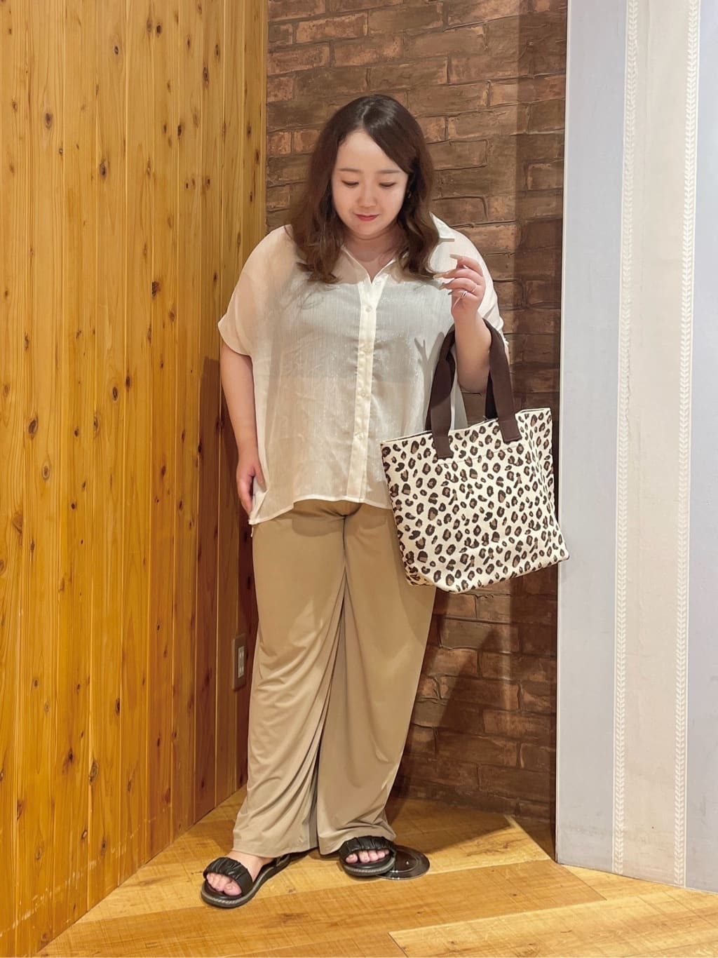 Risaさんの「SHOO･LA･RUE｜大人のシアー感 ラメが華やかな楊柳ポンチョシャツ」を使ったコーディネート