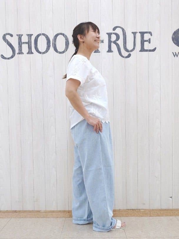 とろろさんの「SHOO･LA･RUE｜暑い夏も軽やかに デニムイージーワイドパンツ」を使ったコーディネート