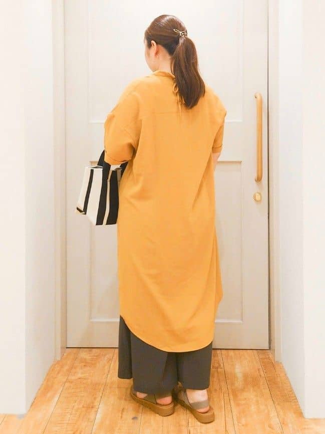 ななこさんの「SHOO･LA･RUE｜【S-LL/洗濯後しわになりにくい/体型カバー】後ろ姿もサマになる バックレースアップチュニック」を使ったコーディネート