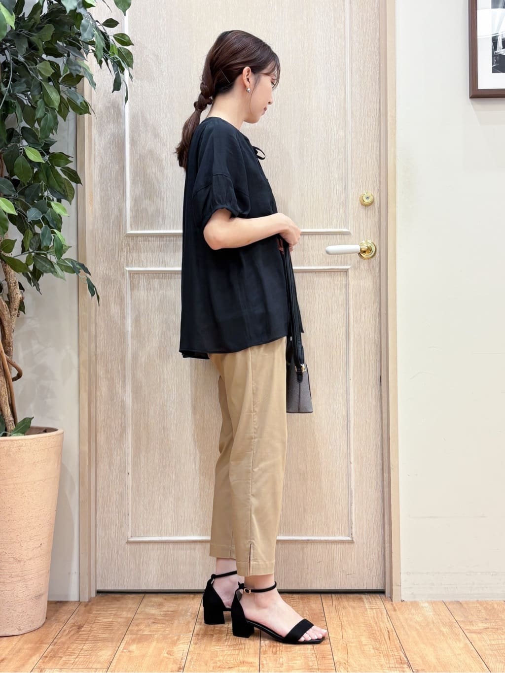 なみさんの「SHOO･LA･RUE｜【S-LL/ひんやり】きれいめにもカジュアルにも サブリナパンツ」を使ったコーディネート