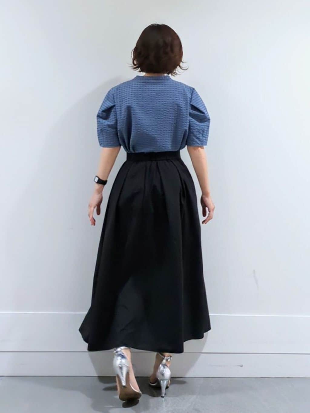ミズタさんの「UNTITLED｜【吸水速乾/ストレッチ/Vネック】フォルムスリーブ ブラウス」を使ったコーディネート