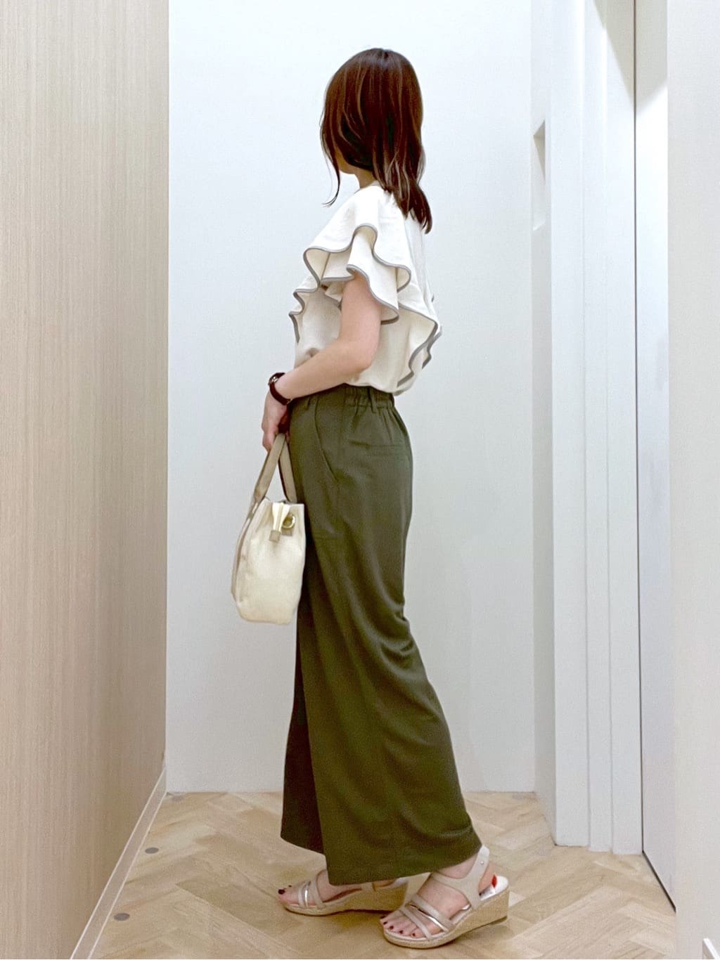  おまつさんの「grove｜【接触冷感】見た目はきちんと、着心地はらくちん クロップドベイカーパンツ」を使ったコーディネート