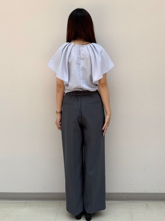mihaさんの「index｜《7色展開／S-LLサイズ》フリルタックスリーブキーネックブラウス【吸水速乾／洗濯機可／イージーアイ」を使ったコーディネート