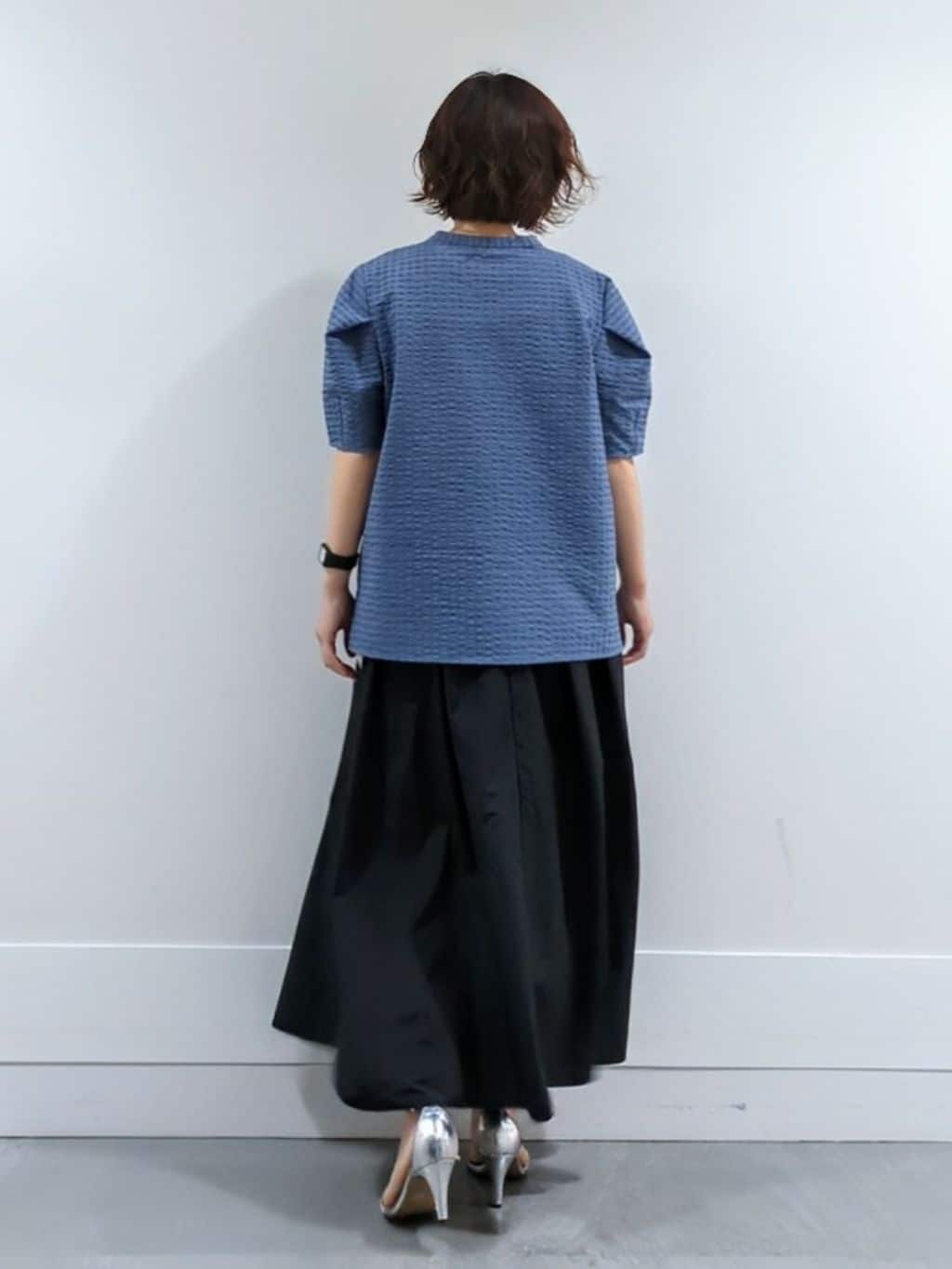 ミズタさんの「UNTITLED｜【吸水速乾/ストレッチ/Vネック】フォルムスリーブ ブラウス」を使ったコーディネート