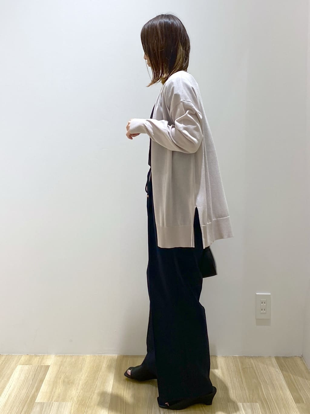 えりさんの「OPAQUE.CLIP｜ミドル丈トッパーニットカーディガン【洗濯機洗い可／接触冷感／抗ピル】」を使ったコーディネート