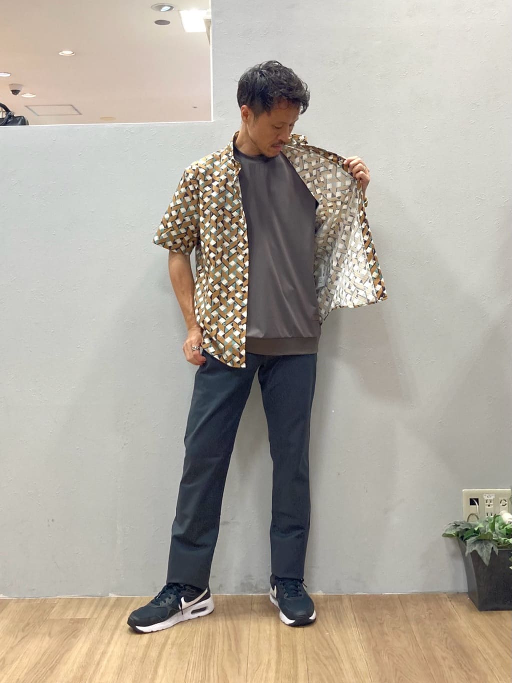 シュンさんの「TAKEO KIKUCHI｜【COOL CITY WEAR】籠目アート柄 サッカーシャツ /通気性」を使ったコーディネート