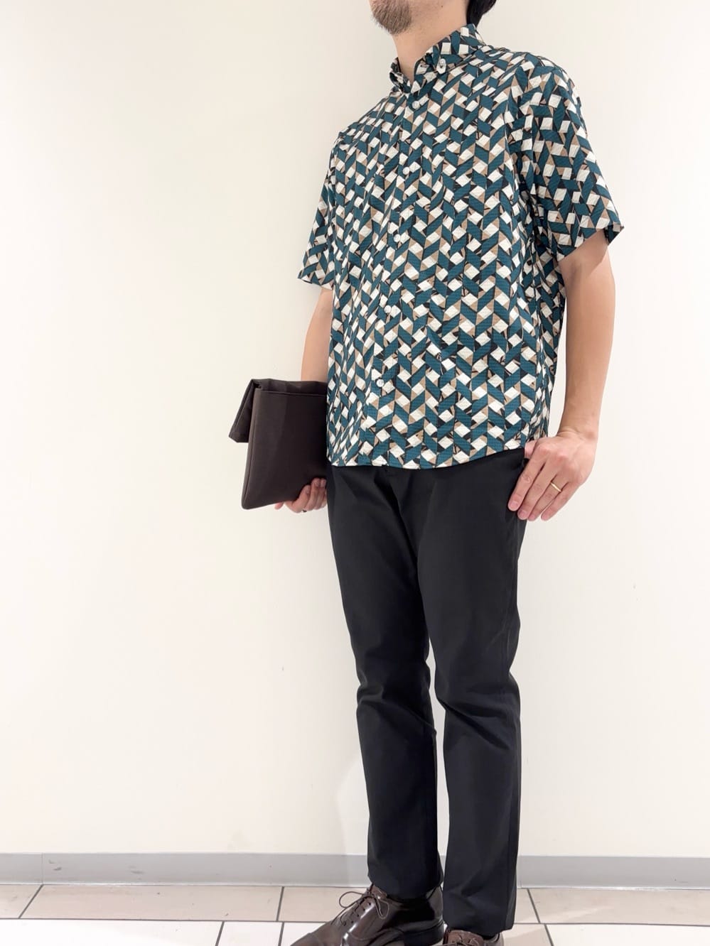 及川さんの「TAKEO KIKUCHI｜【COOL CITY WEAR】籠目アート柄 サッカーシャツ /通気性」を使ったコーディネート