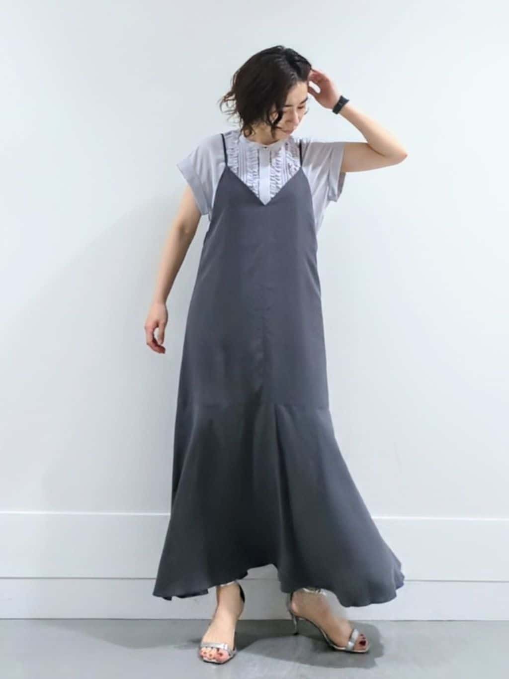 ミズタさんの「UNTITLED｜【洗える/肩紐調節可能】パウダーキャミワンピース」を使ったコーディネート