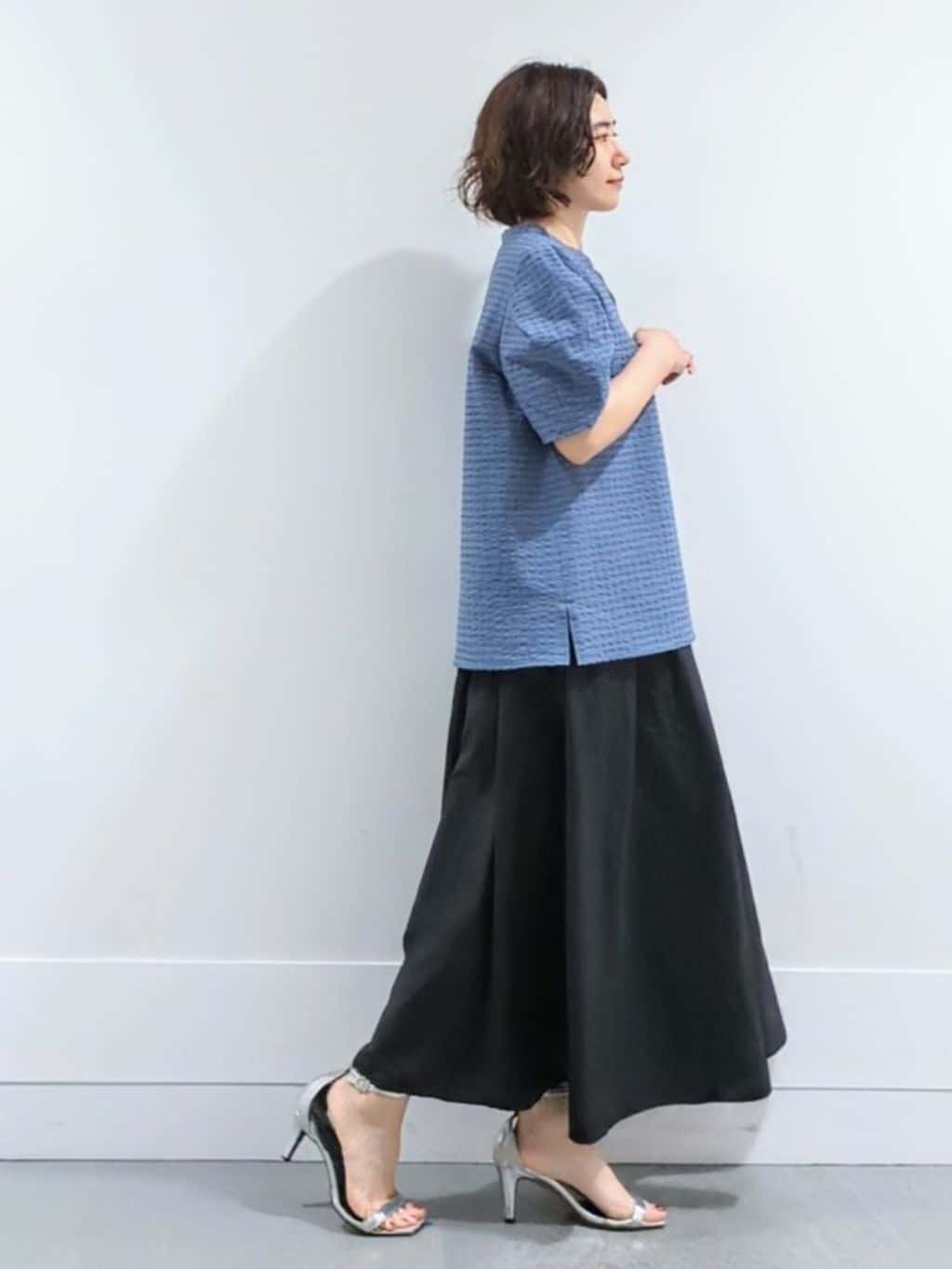ミズタさんの「UNTITLED｜【吸水速乾/ストレッチ/Vネック】フォルムスリーブ ブラウス」を使ったコーディネート