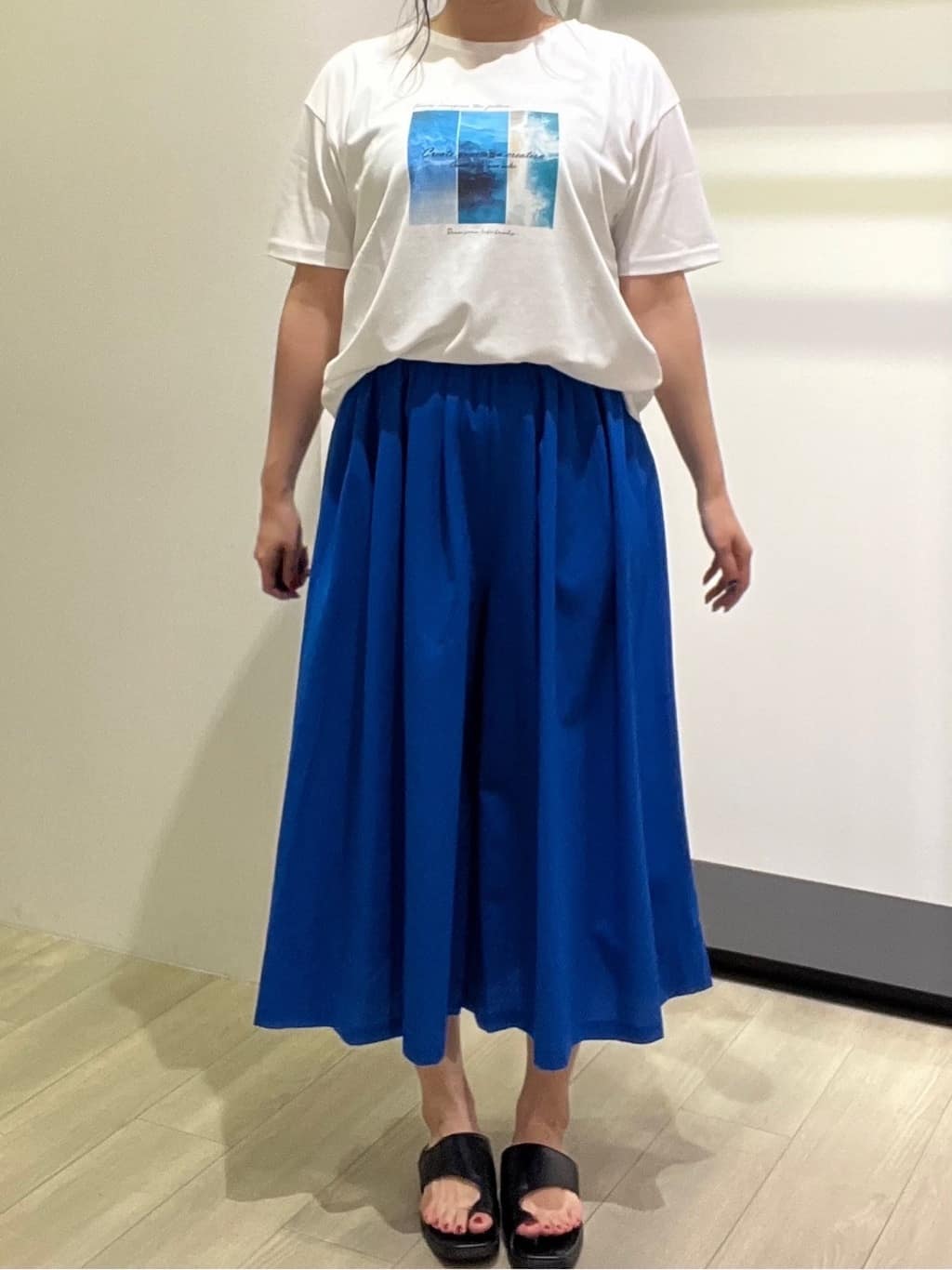 TOMOMIさんの「INDIVI｜【クールエアー素材／UVケア／セットアップ可能】エアリーフレアパンツ」を使ったコーディネート