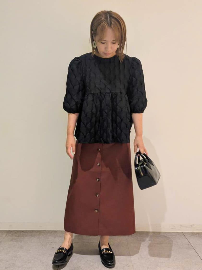 yosiさんの「OPAQUE.CLIP｜ふくれジャカードペプラムブラウス【洗濯機洗い可】」を使ったコーディネート