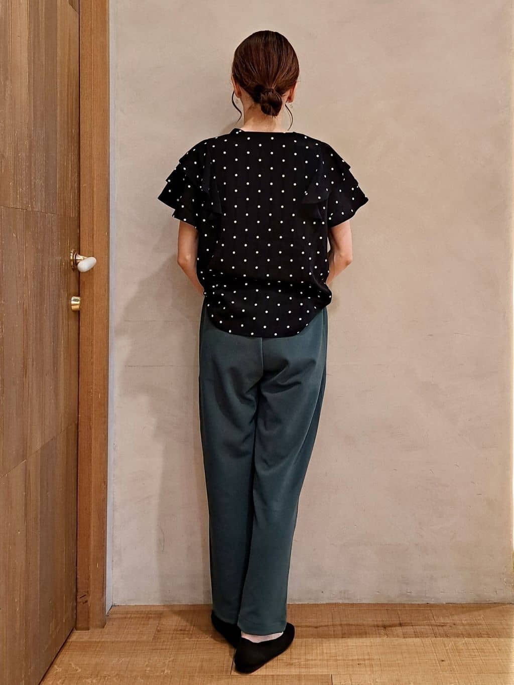 rinさんの「SHOO･LA･RUE｜【無地/ドット柄】お袖フリルが華やぐ きれいめブラウス」を使ったコーディネート