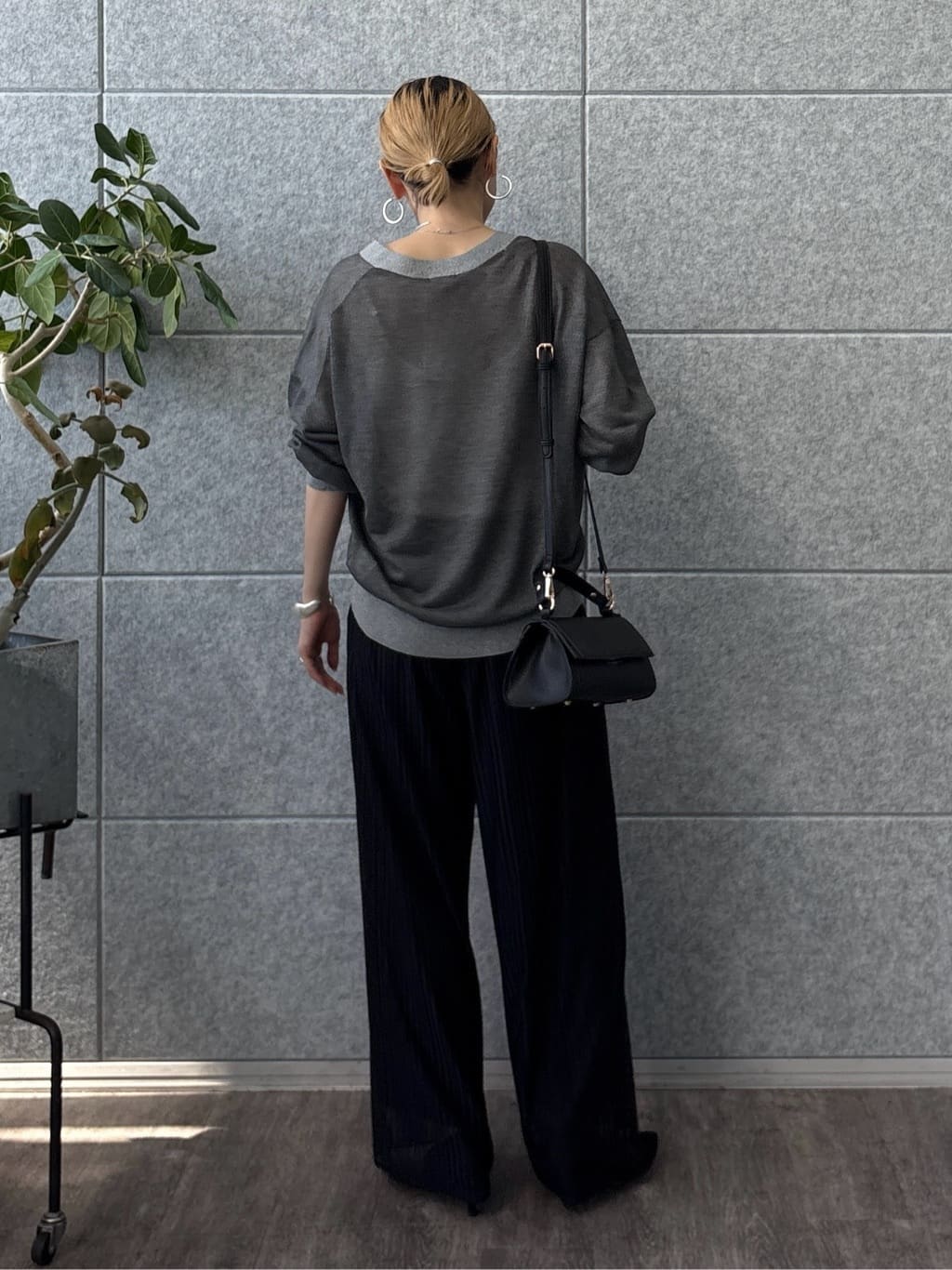 kotakiさんの「INDIVI｜【程よいシアー素材/洗える】バイカラーラメカーディガン」を使ったコーディネート