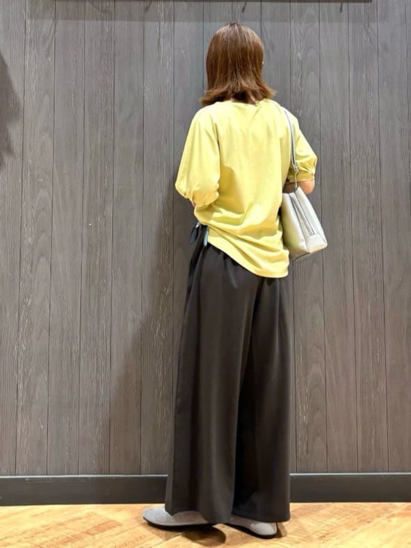 meiさんの「SHOO･LA･RUE｜【S-LL/ひんやり/UV】スキッパーネックで女性らしい きれい見えトップス」を使ったコーディネート