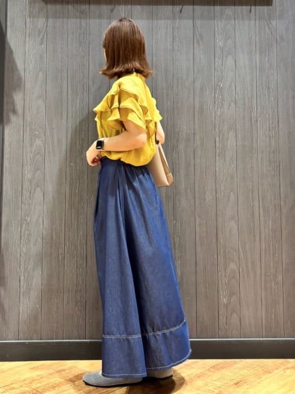 meiさんの「SHOO･LA･RUE｜【無地/ドット柄】お袖フリルが華やぐ きれいめブラウス」を使ったコーディネート