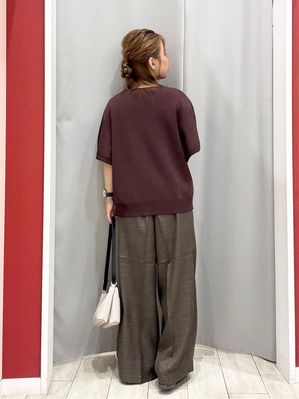 shioさんの「SHOO･LA･RUE｜【S-LL/洗濯後しわになりにくい】ゴールドパーツできれい見え 麻調タックワイドパンツ」を使ったコーディネート