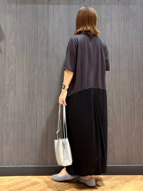 meiさんの「SHOO･LA･RUE｜【ひんやり/体型カバー】さらりと着られる バイカラーAラインワンピース」を使ったコーディネート