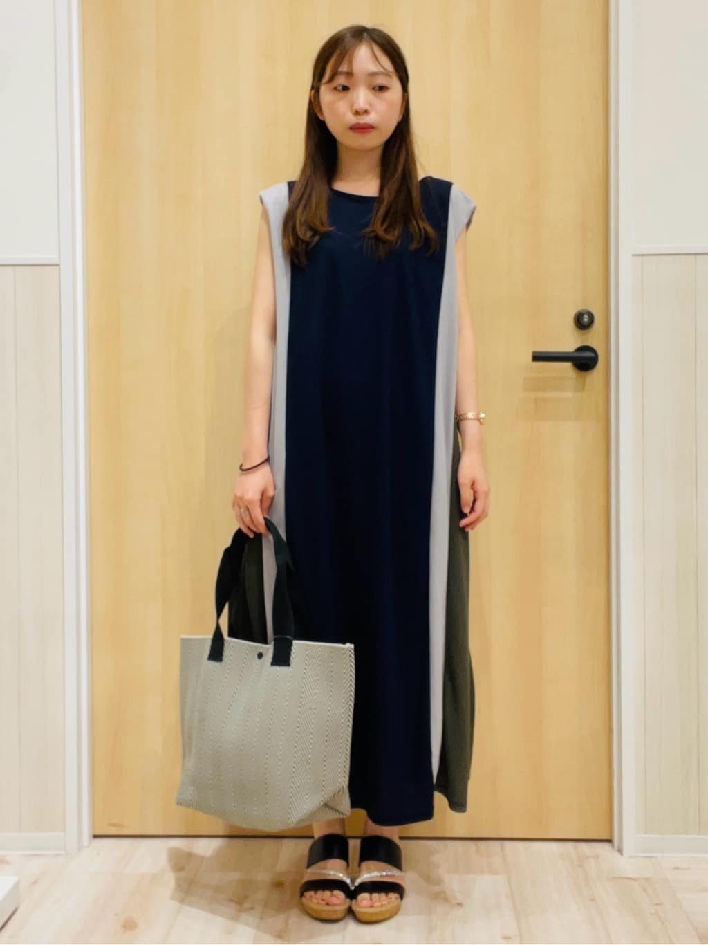 minamiさんの「SHOO･LA･RUE｜【S-LL/ひんやり】全身すっきり見えが楽に叶う サイド切替 バイカラーAラインワンピース」を使ったコーディネート
