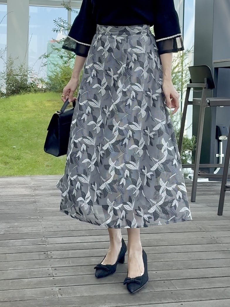 teiさんの「Couture brooch｜【フェミニン・着映え・通勤】シアーフレアー袖ニットトップス」を使ったコーディネート