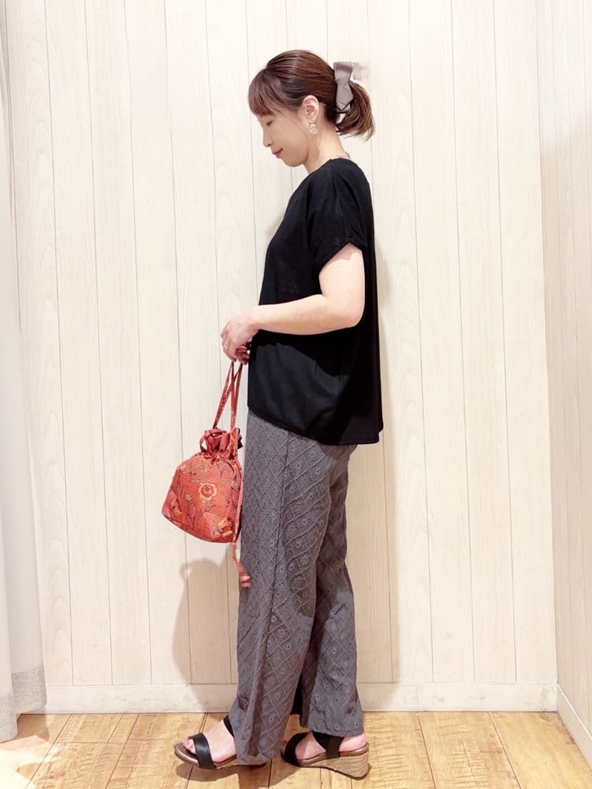 あいこさんの「SHOO･LA･RUE｜【S-LL】ブラウス見えする 軽やかな着心地の しぼしぼトップス」を使ったコーディネート