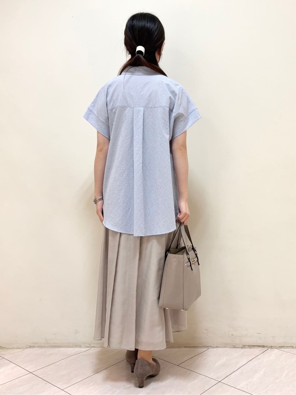 mikiさんの「Reflect｜【二の腕さりげなくカバー】シャツ衿オフボディブラウス」を使ったコーディネート