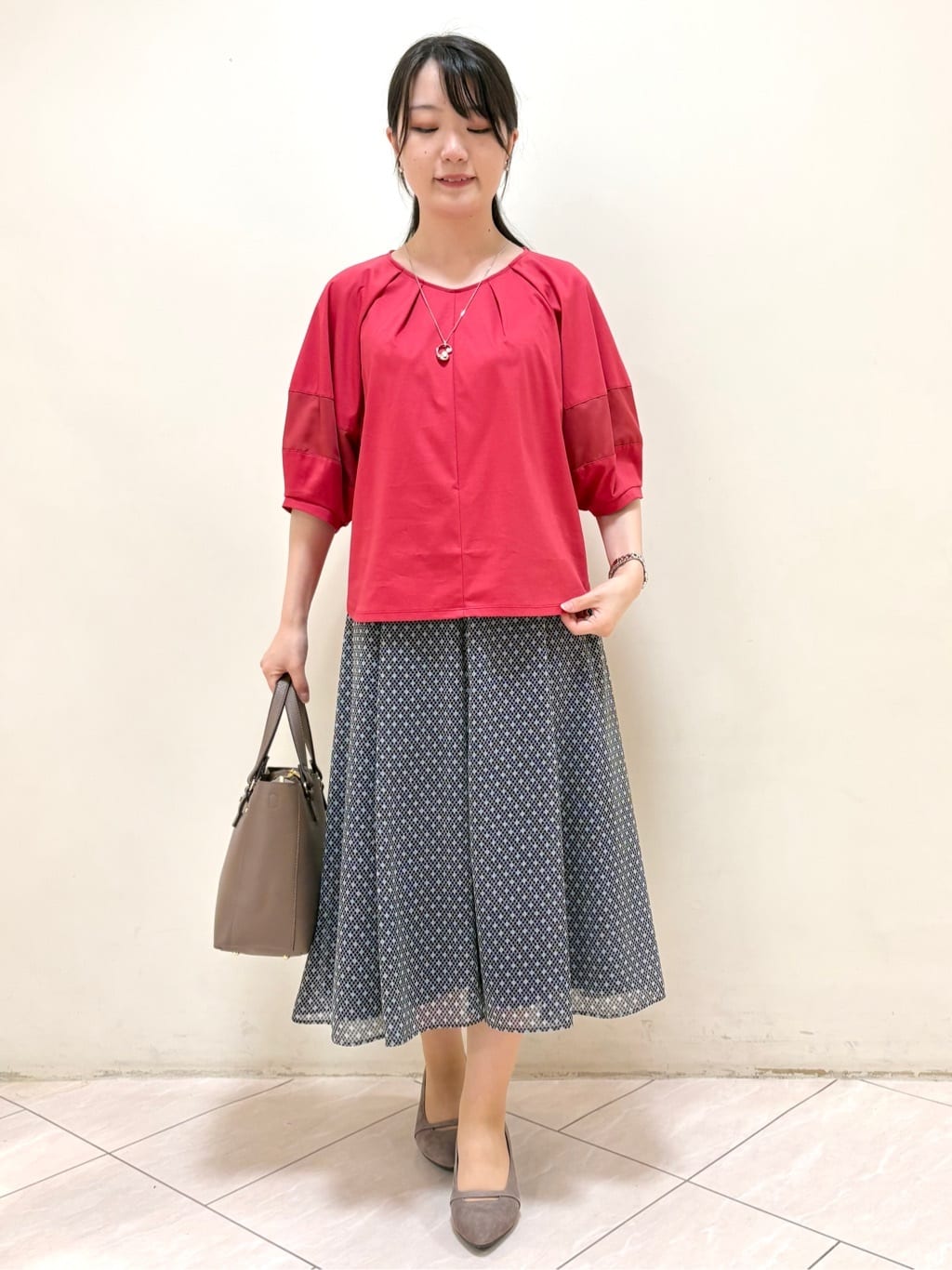 mikiさんの「Reflect｜【マシンウォッシュ可／セットアップ可】コツキ柄プリントフレアスカート」を使ったコーディネート