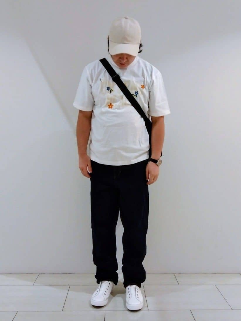 TOMさんの「Dessin｜ロゴ刺繍Tシャツ」を使ったコーディネート