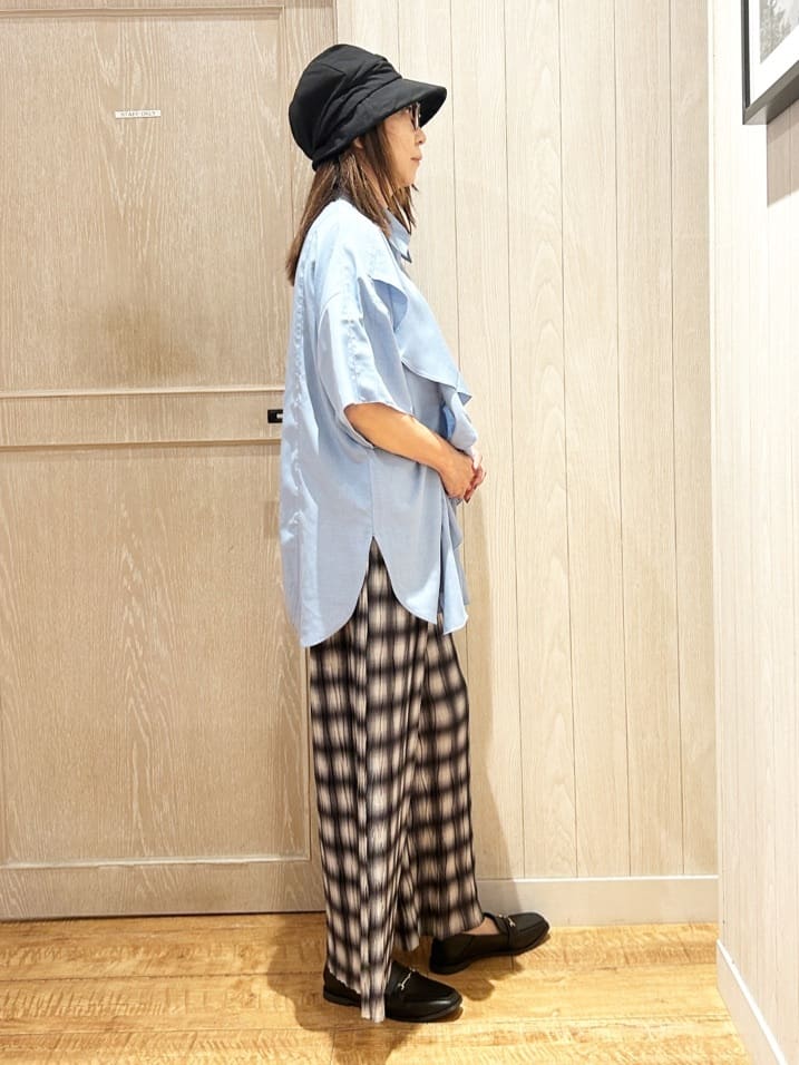 yukaさんの「SHOO･LA･RUE｜【洗える/S-LL】大きめのフリルが印象的 デザインブラウス」を使ったコーディネート