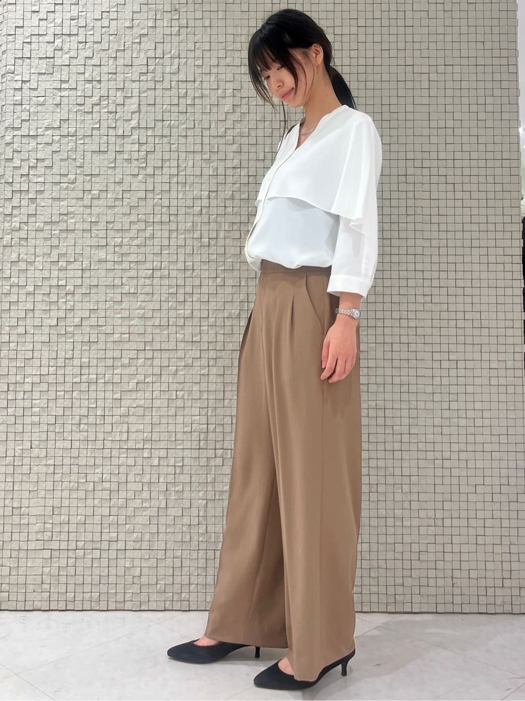ナツキさんの「INDIVI｜【羽織りとしても活躍！】ケープカラーブラウス」を使ったコーディネート