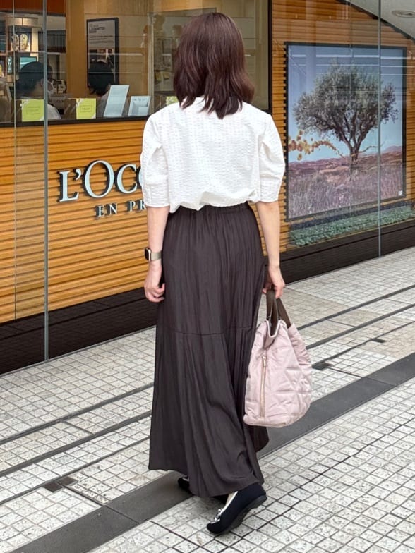 makiさんの「UNTITLED｜【吸水速乾/ストレッチ/Vネック】フォルムスリーブ ブラウス」を使ったコーディネート