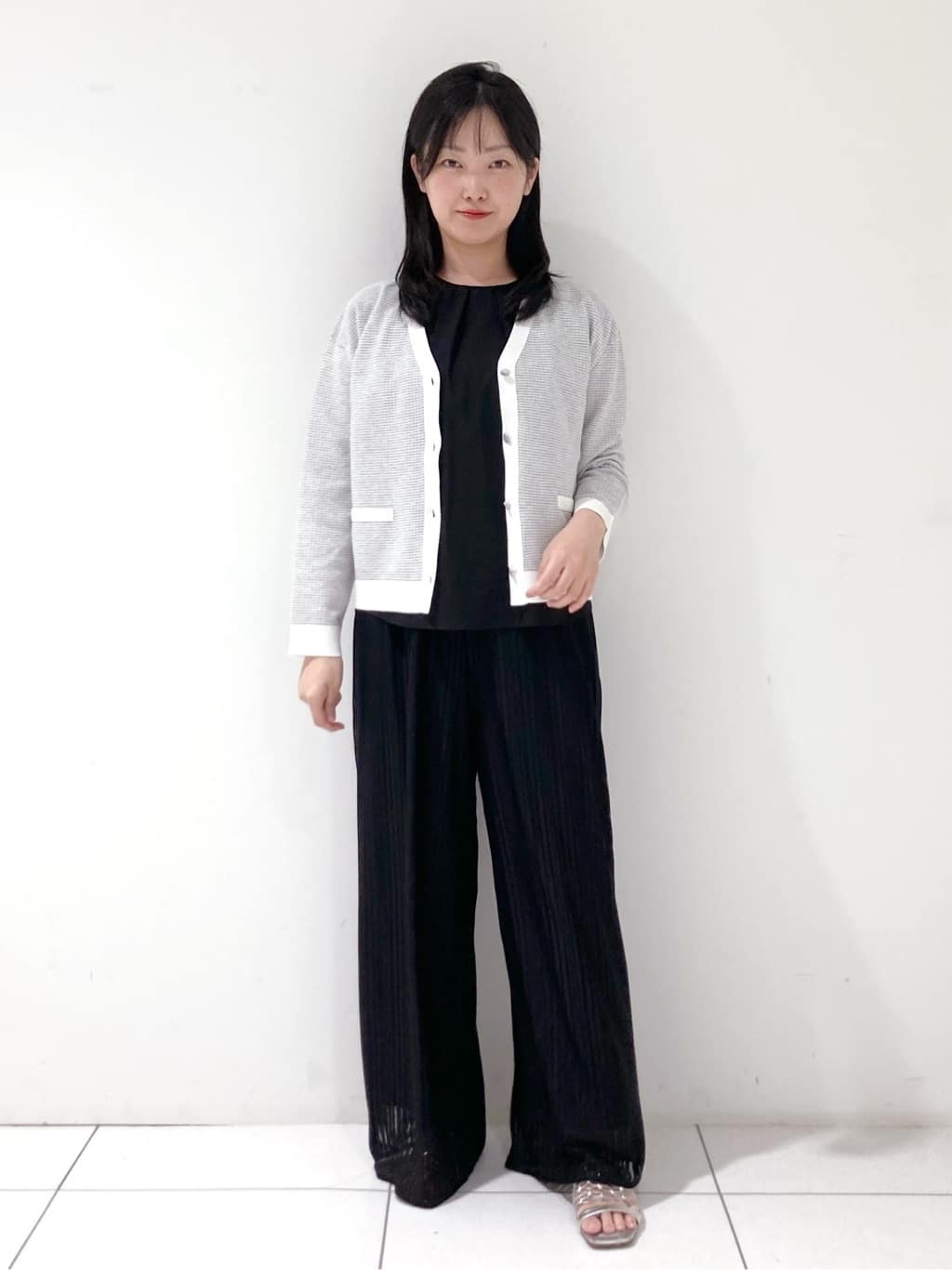 momokoさんの「INDIVI｜【軽く羽織れる/洗える】ジャケット風カーディガン」を使ったコーディネート
